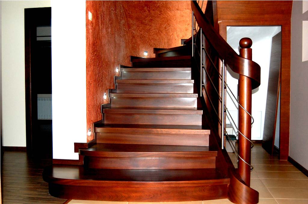ekskluzywne schody z drewna ze zdobieniami