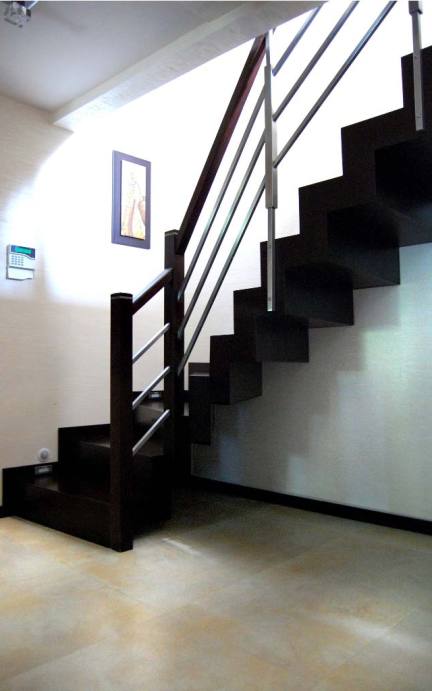 nowoczesne schody wewnętrzne z drewna