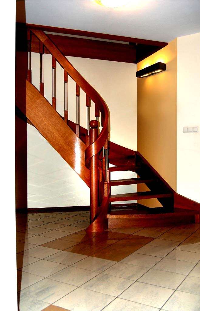 schody jednozabiegowe z drewna naturalnego w salonie