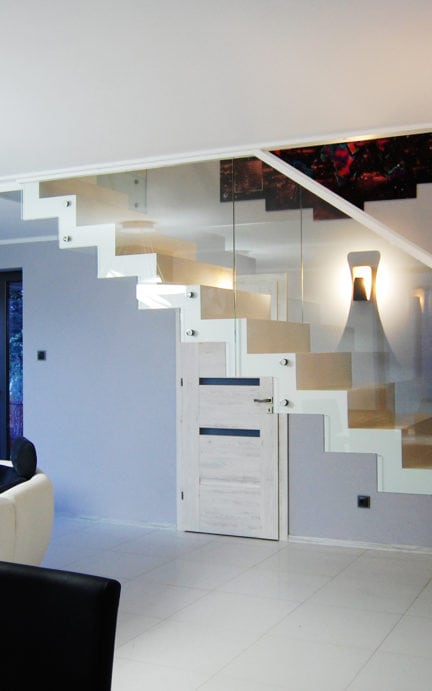 Białe nowoczesne schody dywanowe