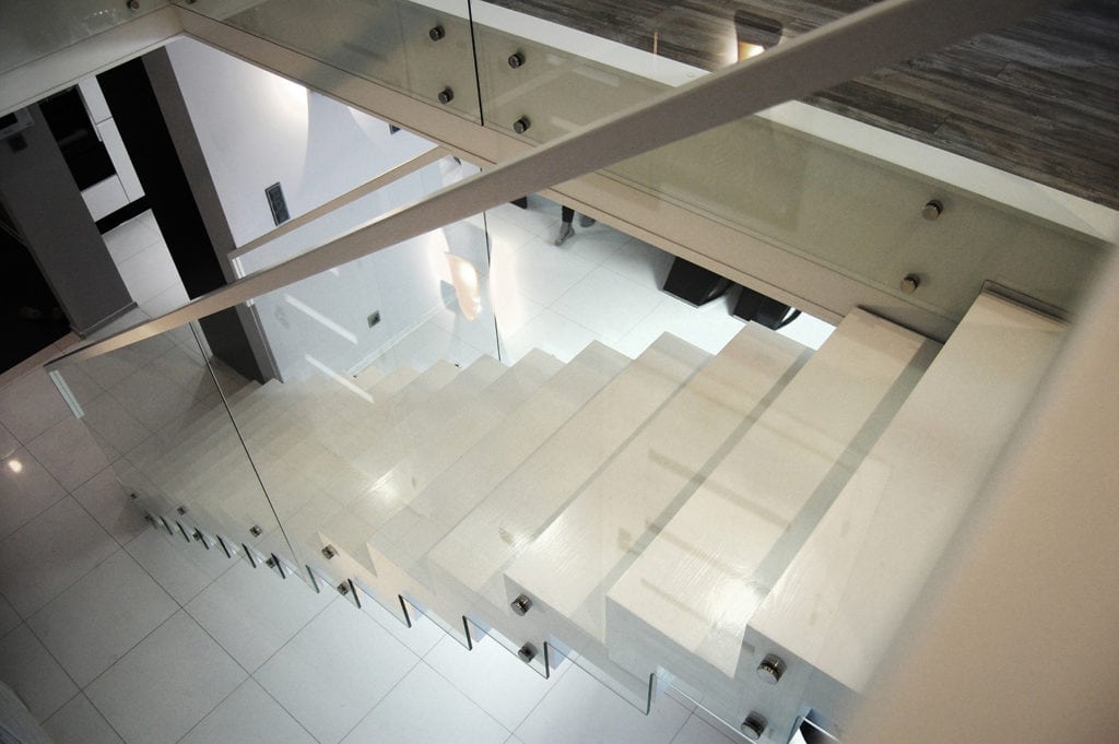 Białe nowoczesne schody dywanowe